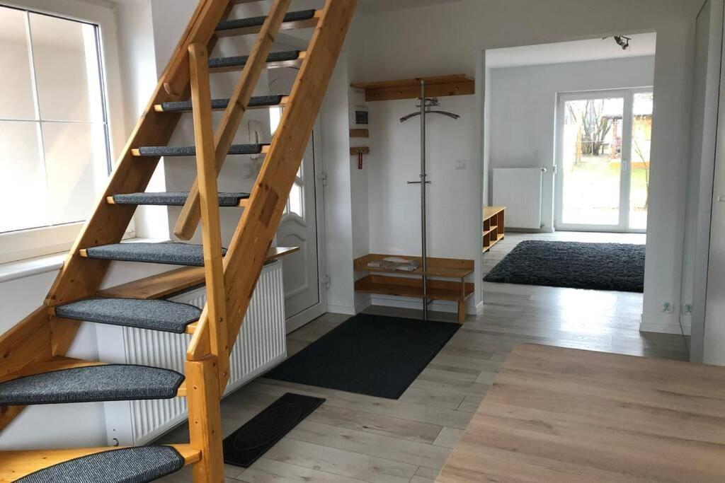 Kleine Schoene Doppelhaushaelfte Apartamento Częstochowa